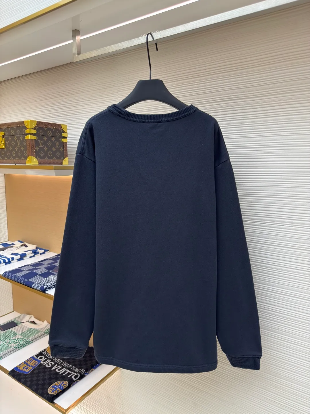Acne Studios logo sweatshirt ●Authentic product: Purchased and developed for 3400 ●Item number: 1680046-A35 ●Fabric: Pure cotton fabric ●Technology: Positioned cutting machine ●Version: Loose version ●Weight: about 690 grams ●Size: S-M-L-XL ●Description: Customized 100% cotton Zhensoft reactive ink sweatshirt material, soft to the touch, comfortable and skin-friendly, dressed in pure white, a symbol of purity and elegance A triangle of heaven and earth is quietly painted on the chest. The iconic Acne Studios seal logo embellishes the front to increase brand recognition. It outlines a high-end silhouette with extreme simplicity and becomes the smart focus of vision. It shows taste in a silent place and uses glue printing. Use glue liquid paint to print patterns on fabrics. Bake the fabric to fix the printed pattern. The overall wiring is straight and delicate, the fabric is comfortable and soft, and the color is consistent without color difference. It can be matched with the same style to create a fashionable look and control various occasions. Customized accessories, complete with three standards, same style for men and women!